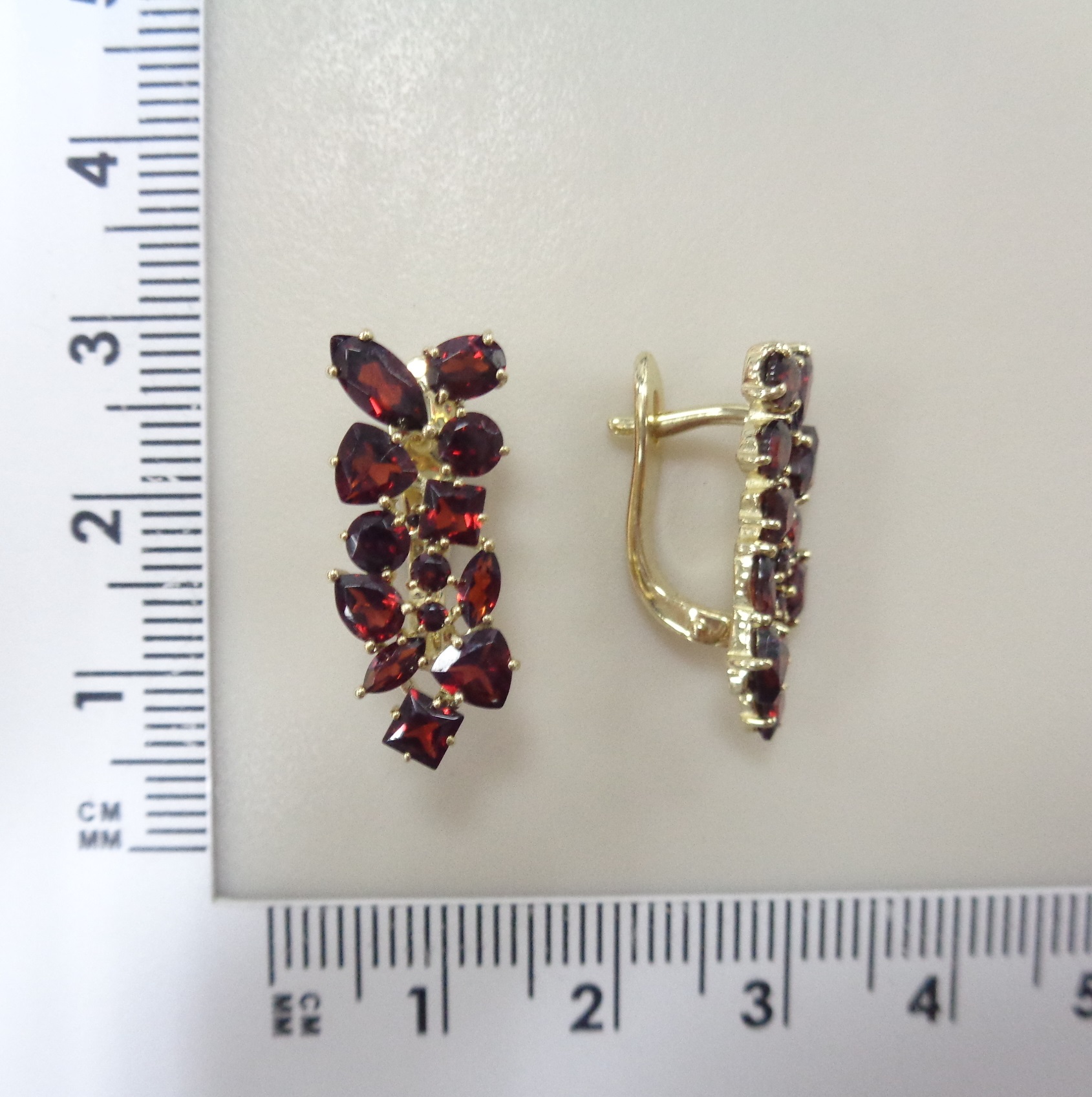 Серьги из желтого золота с гранатами